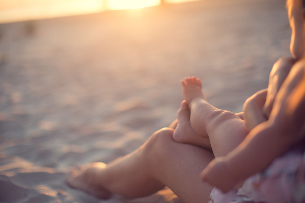 You are currently viewing Our Top 10 Tips for fun in the sun with your little beach baby